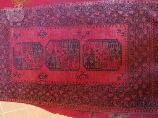 PoulaTo: Παλιό χειροποίητο χαλί.